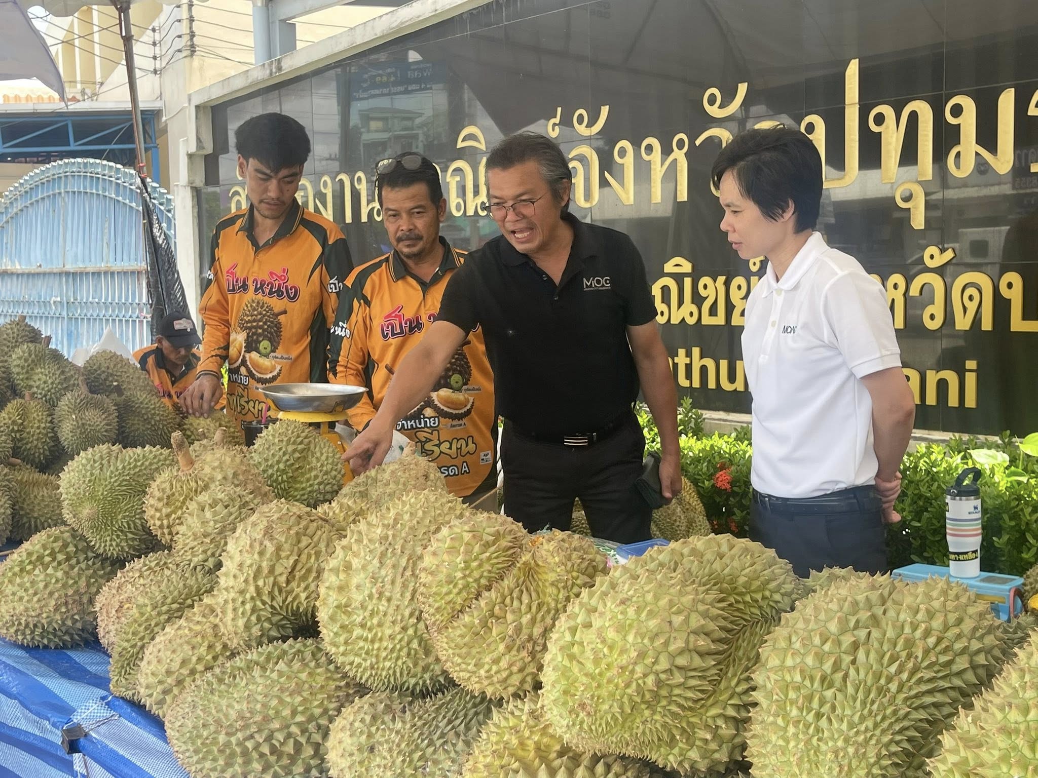 title -  นางสาวฐิติมา วัฒนจัง ปฏิรูปที่ดินจังหวัดปทุมธานี และเจ้าหน้าที่ ส.ป.ก.ปทุมธานี ร่วมอุดหนุน ผลผลิตจากเกษตรกรไทย       โดยมี นายนิมิตร ฆังคะจิตร พาณิชย์จังหวัดปทุมธานี พาชม ชิม ช้อป กิจกรรมรณรงค์บริโภคผลไม้ภาคตะวันออก ภายใต้ชื่องาน “Thai Fruits Festival 2026”      มีผลไม้ให้เลือกให้เลือก มากกว่า 9 ชนิด อาทิเช่น ทุเรียน ลองกอง เงาะ สละสุมาลี มะไฟ มังคุด ฝรั่ง แก้วมังกร และอีกมากมาย ตลอดทั้งเดือนมิถุนายน 2569 ที่หน้าสำนักงานพาณิชย์จังหวัดปทุมธานี โดยสามารถใช้สิทธิ์ผ่านโครงการ 